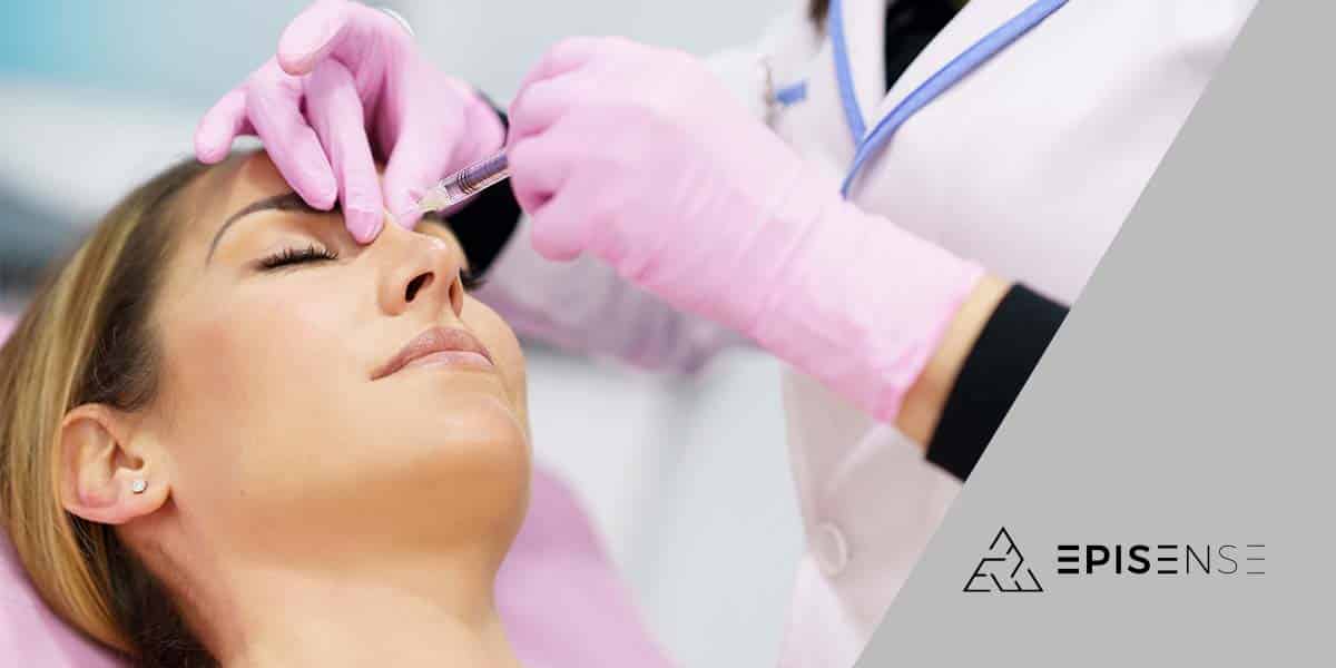 Médica a aplicar ácido hialurónico em paciente - site Episense clínica de medicina estética facial e corporal no Porto - Portugal