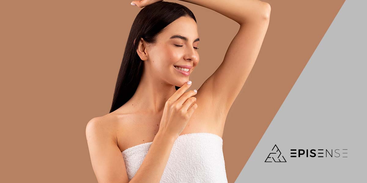 Mulher a mostrar as axilas após ter feito depilação a laser - site Episense clínica de medicina estética facial e corporal no Porto - Portugal