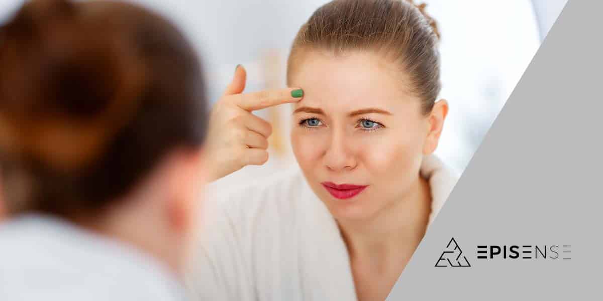 Mulher se olhando no espelho vendo sua ruga - site Episense clínica de medicina estética facial e corporal no Porto - Portugal