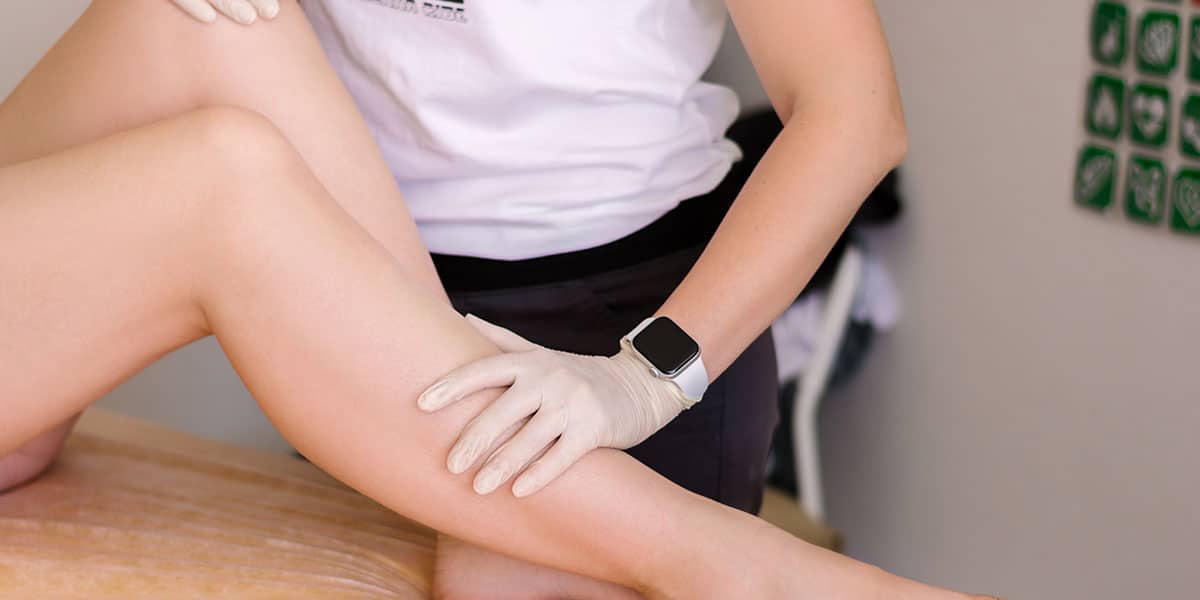 Especialista conferindo resultado da depilação a laser - site Episense clínica de medicina estética facial e corporal em Matosinho