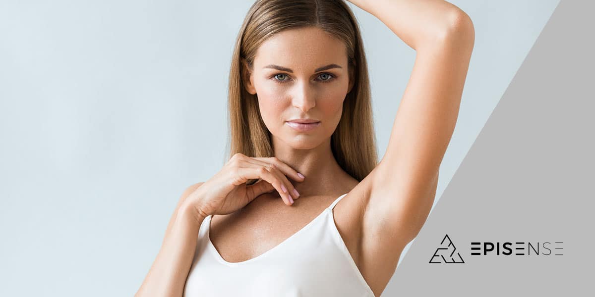 Mulher a mostrar a axila após ter feito depilação - site Episense clínica de medicina estética facial e corporal em Matosinhos, Porto - Portugal